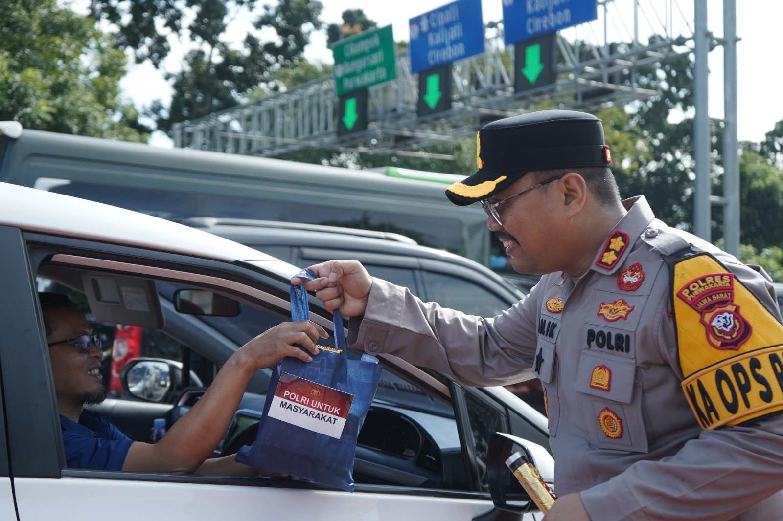 Kapolres Purwakarta Bagikan Bingkisan Untuk Pemudik