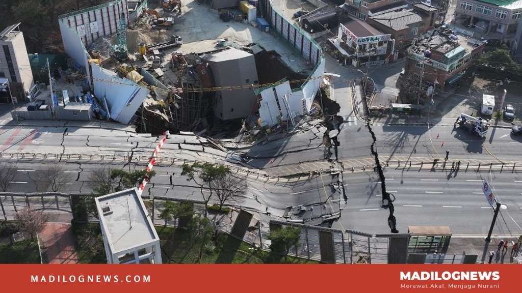 Insiden Proyek Kereta Bawah Tanah di Seoul: Tanah Ambles, Dua Pekerja Terjebak di Kedalaman 15 Meter