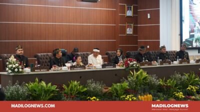 Ketua DPRD Purwakarta memimpin rapat paripurna hari jadi bersama Bupati dan Gubernur Jabar