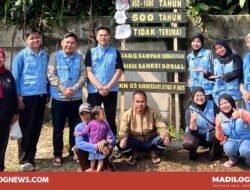 Mahasiswa KKN STIES Indonesia Purwakarta Pasang Papan Edukasi Sampah Anorganik di Desa Sumbersari