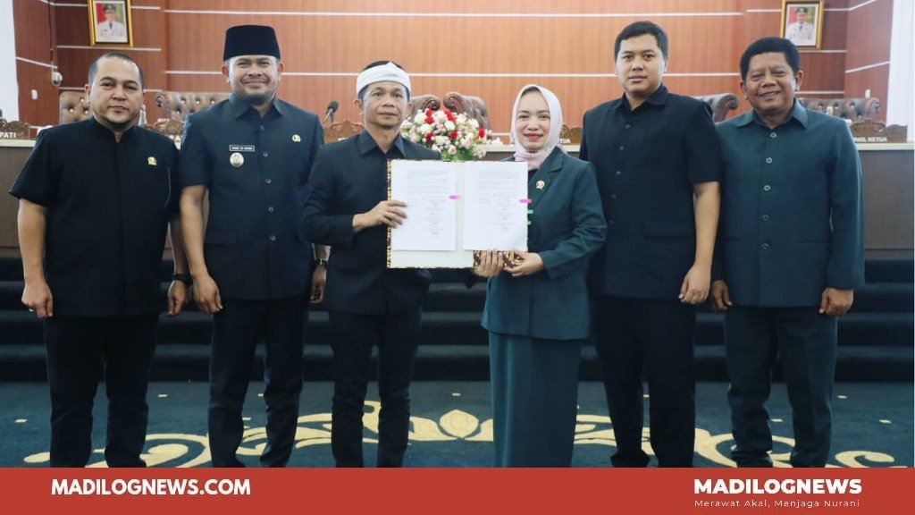 DPRD dan Bupati Purwakarta tandatangani KUA-PPAS APBD 2026 di gedung DPRD Purwakarta