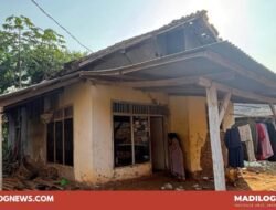 Remaja Lumpuh di Desa Cibodas Purwakarta Hidup Bersama Nenek Sakit di Rumah Reyot, Kades Disorot