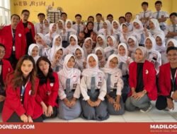 Social Volunteering Mahasiswa Magister Ilmu Komunikasi UMB Edukasi Remaja Hindari FOMO Secara Sehat