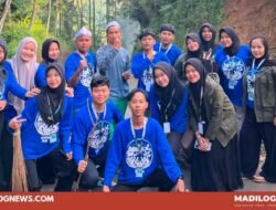 KPPM STIE Wikara Kelompok 2 Bersama Warga Desa Pasanggrahan Dukung Gerakan Jumsih Menuju Pelopor Kebersihan Lingkungan